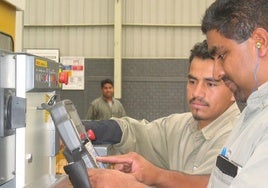Trabajadores en una planta en el extranjero de CIE Automotive.