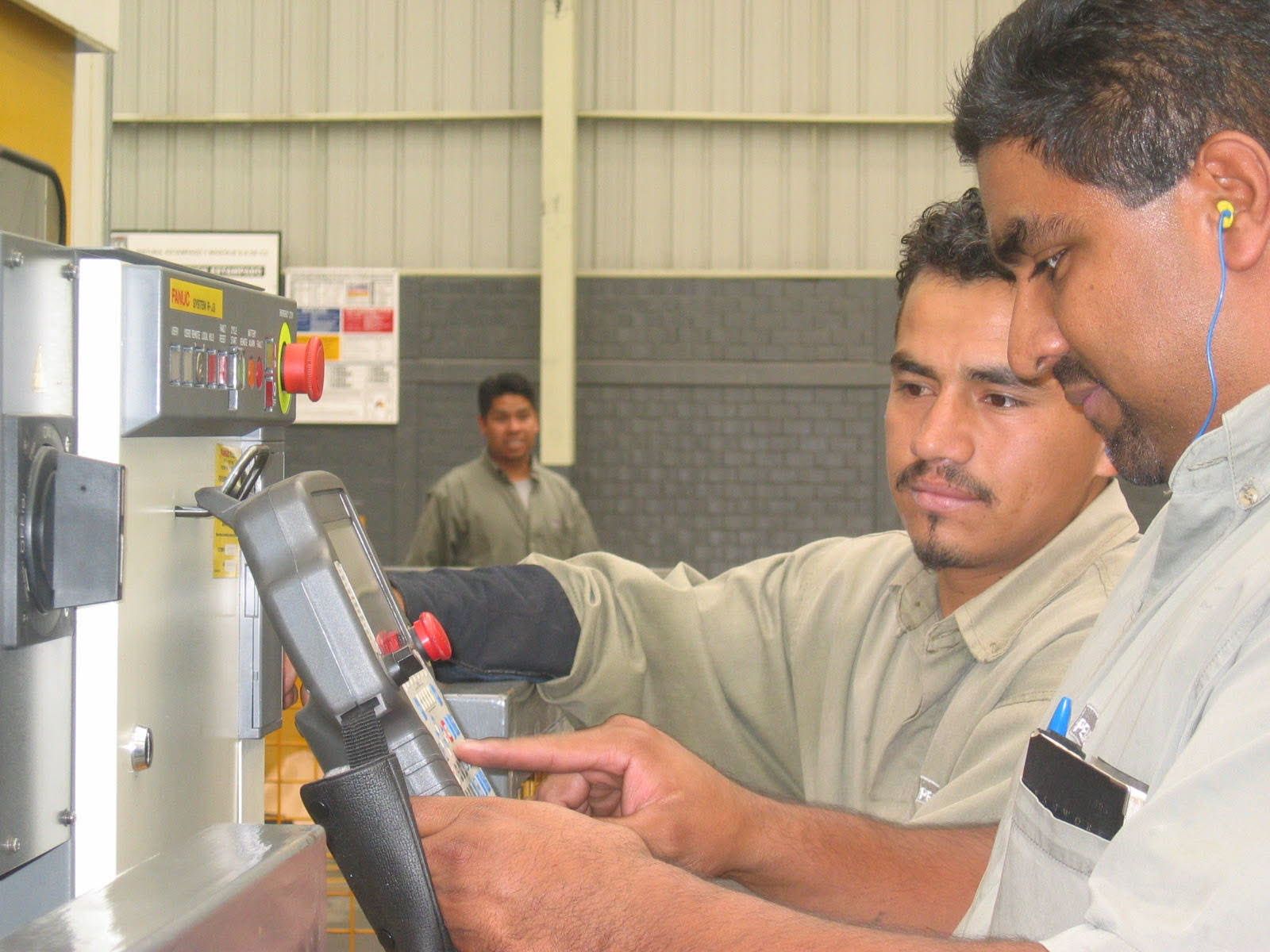 Trabajadores en una planta en el extranjero de CIE Automotive.
