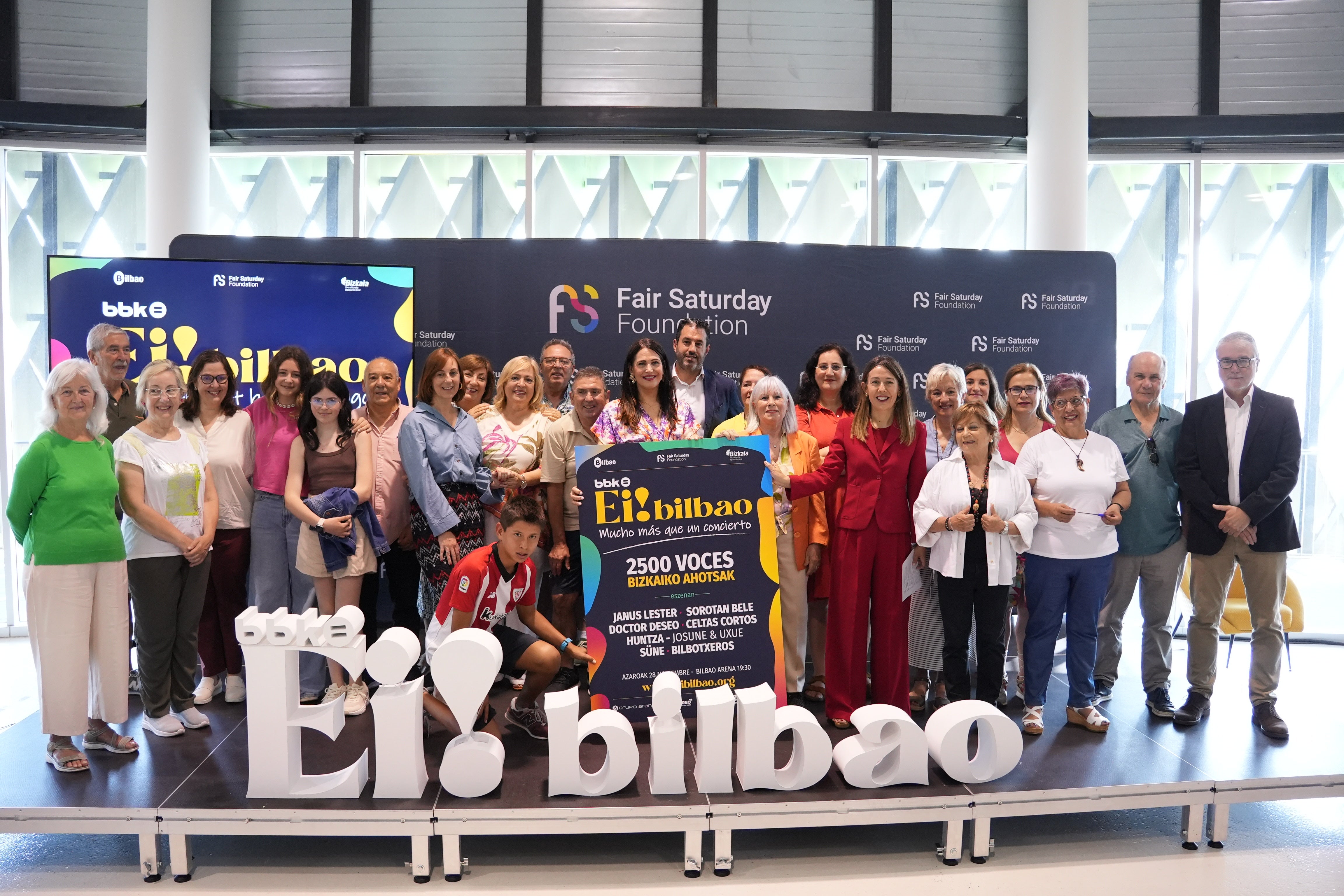 Participantes en la última edición de Ei! Bilbao, junto a Jordi Albareda, creador y director de Fair Saturday; Leixuri Arrizabalaga, diputada de Euskera, cultura y deporte; Kontxi Claver, directora del Área de Acción Social del Ayuntamiento; y Nora Sarasola, directora de la Obra Social de BBK