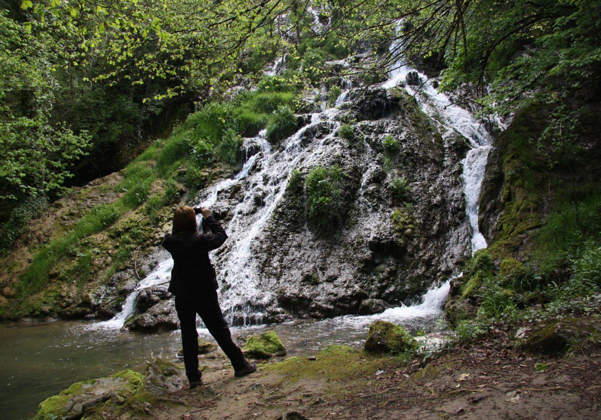 ascada de Herrerías en el curso del río Inglares.