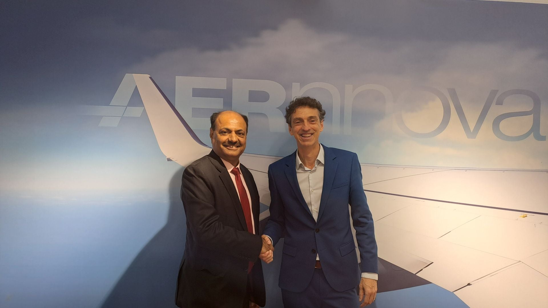 El CEO de Mahindra Aerostructures, Arvind Mehra (izquierda), y el de Aernnova, Ricardo Chocarro.
