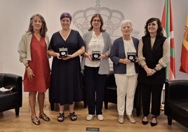 Las homenajeadas en el centro, acompañadas por Marisol Garmendia y María Guijarro.