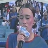 Una cantante latina desafía a Trump e interpreta el himno de EE UU en español en un estadio