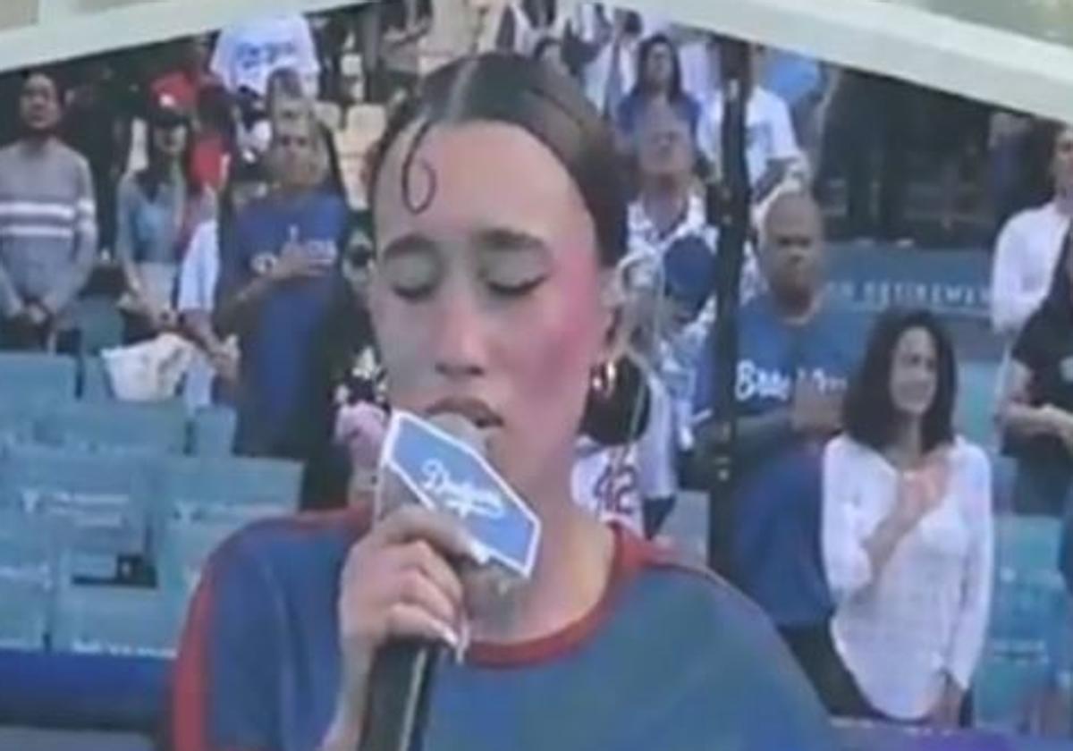 Una cantante latina desafía a Trump e interpreta el himno de EE UU en español en un estadio