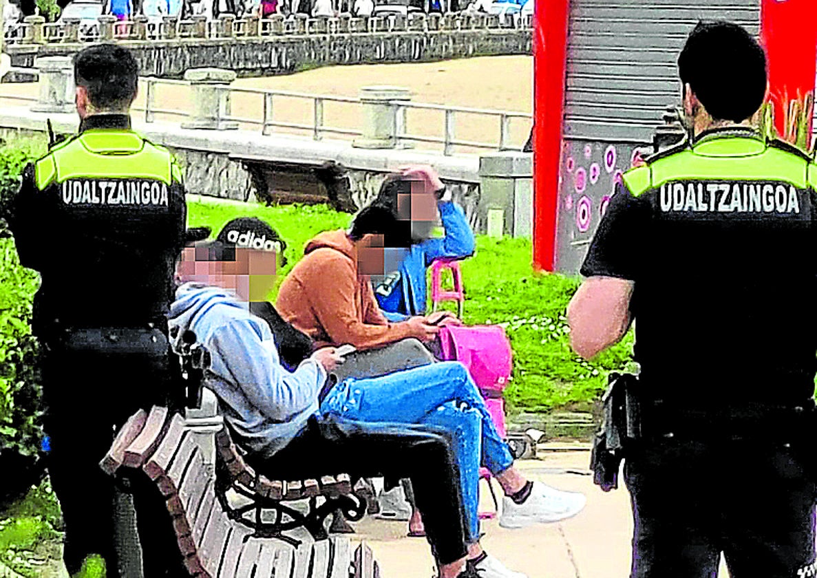 Agentes identifican a varios jóvenes en la playa de Ereaga