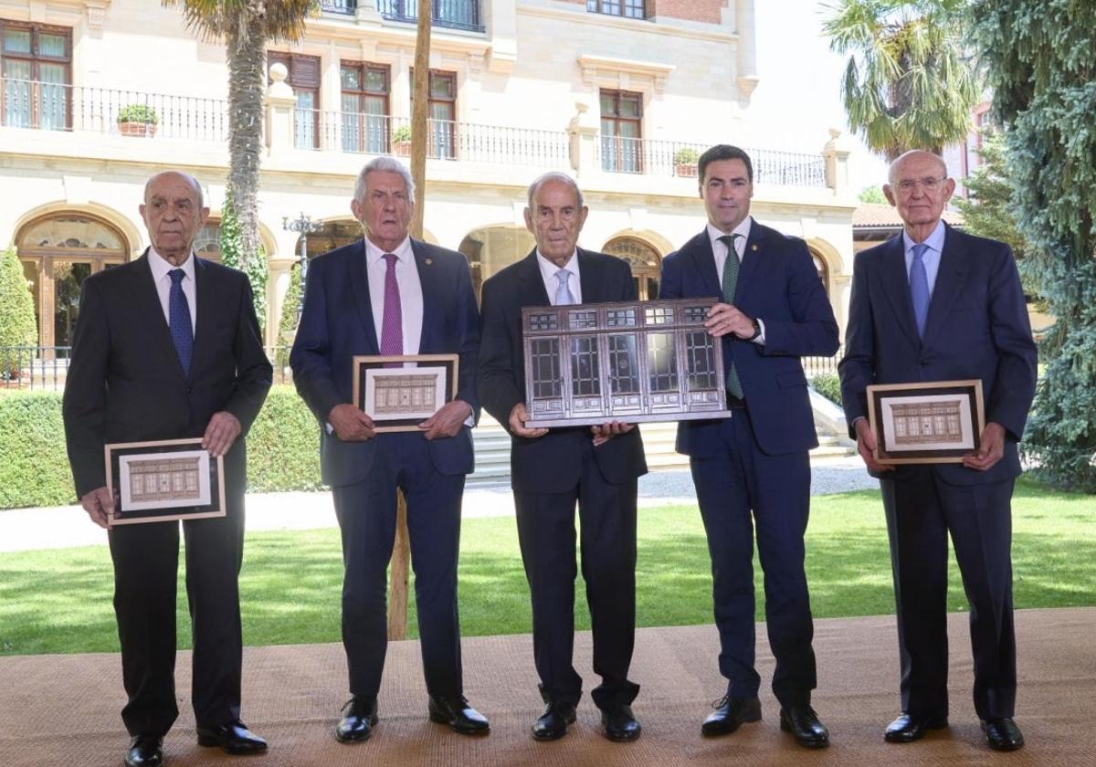 Los exconsejeros Javier Lasagabaster, Pedro Miguel Etxenike y Pedro Luis Uriarte, con Carlos Garaikoetxea e Imanol Pradales en el centro.