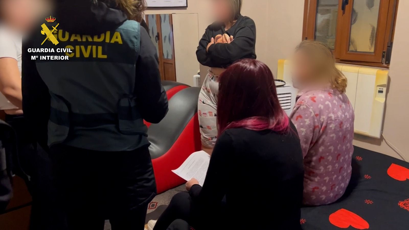 Imagen secundaria 1 - Detenida una familia por obligar a nueve mujeres a prostituirse las 24 horas en Barakaldo y Castro