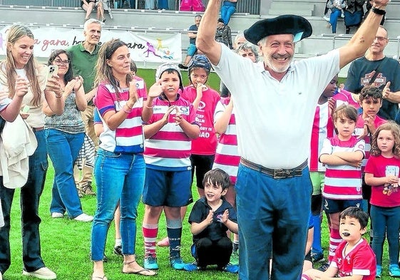 Barandiaran, con la txapela que le regalaron los veteranos del 'Uni' durante su despedida en El Fango.
