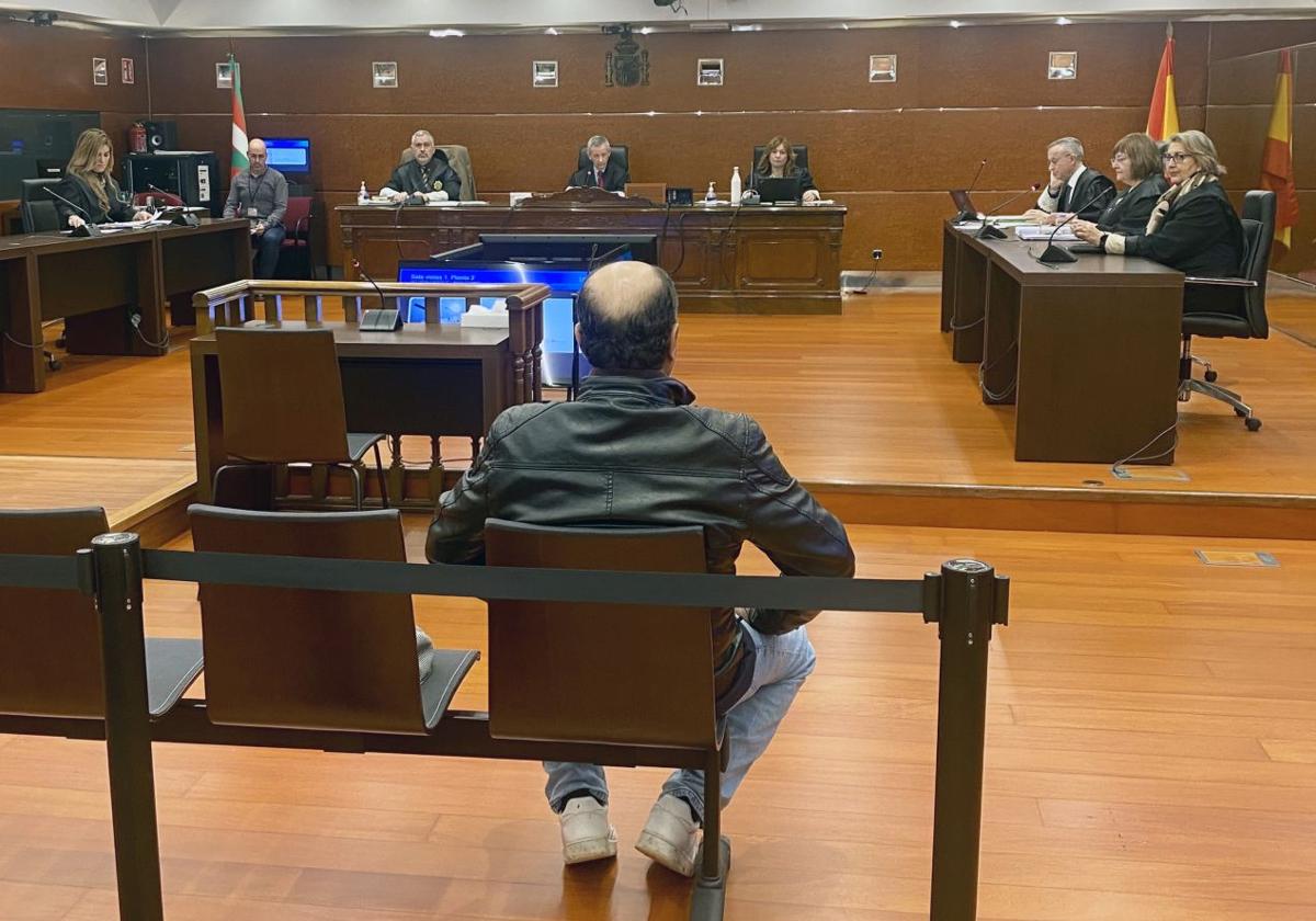 El ahora condenado, durante una de las vistas orales celebradas en la Audiencia Provincial de Álava.