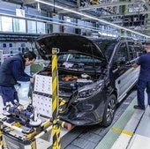 Trabajadores de Mercedes Vitoria, en la línea de Montaje Final