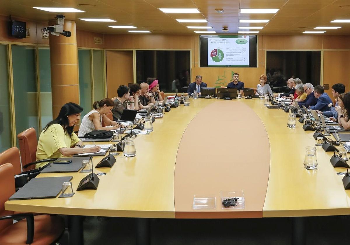 Comparecencia de la Ararteko en funciones, Inés Ibáñez de Maeztu, en la Comisión de Justicia y Derechos Humanos del Parlamento vasco.