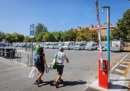 El Ayuntamiento de Vitoria aprueba la ordenanza de autocaravanas que regulará el parking de Lakua