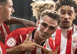 Eneko Aguilar celebra un gol.