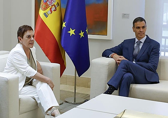 Mertxe Aizpurua y Pedro Sánchez, durante la reunión mantenida este miércoles.