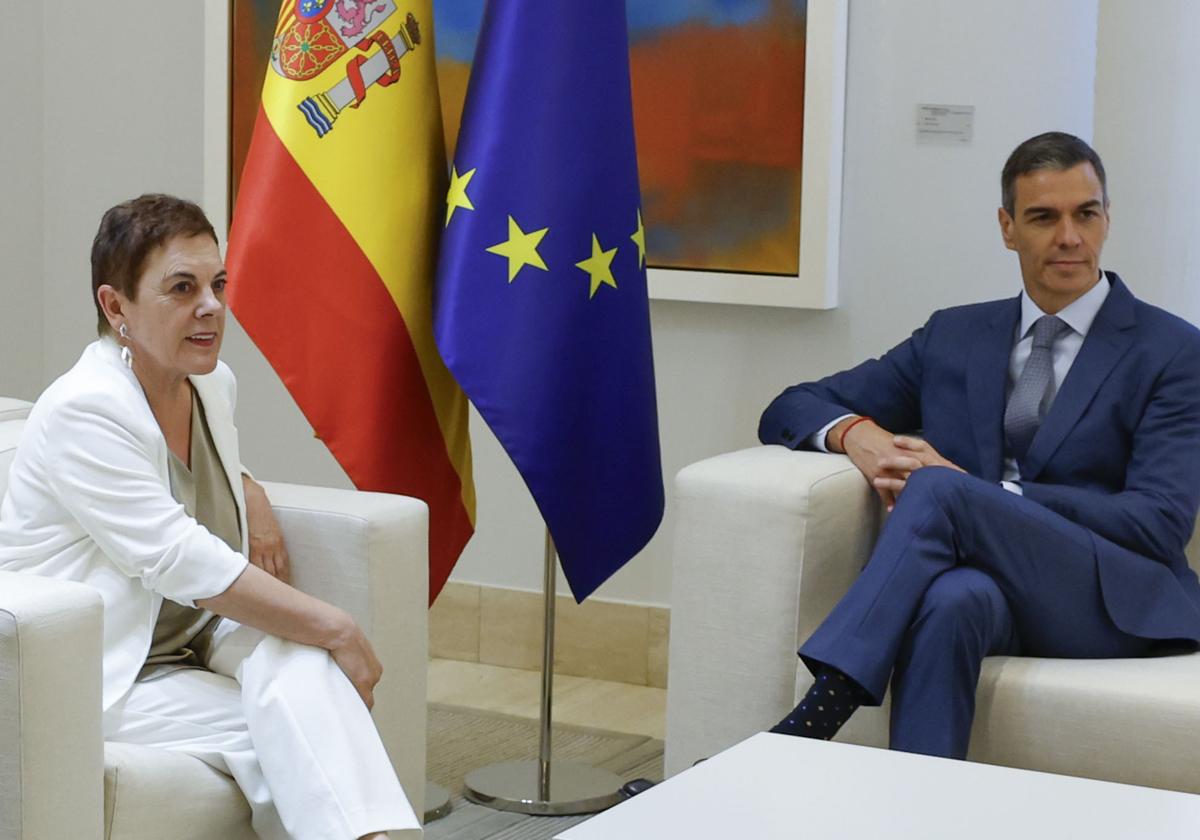 Mertxe Aizpurua y Pedro Sánchez, durante la reunión mantenida este miércoles.