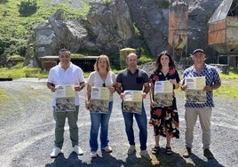 Patxo Campo, concejal del PSE; Edurne Maguregi, teniente de alacalde; Mikel Urrutia, alcalde; Nerea Zuluaga y Iñaki Barcena, investigadores de Ekopol.