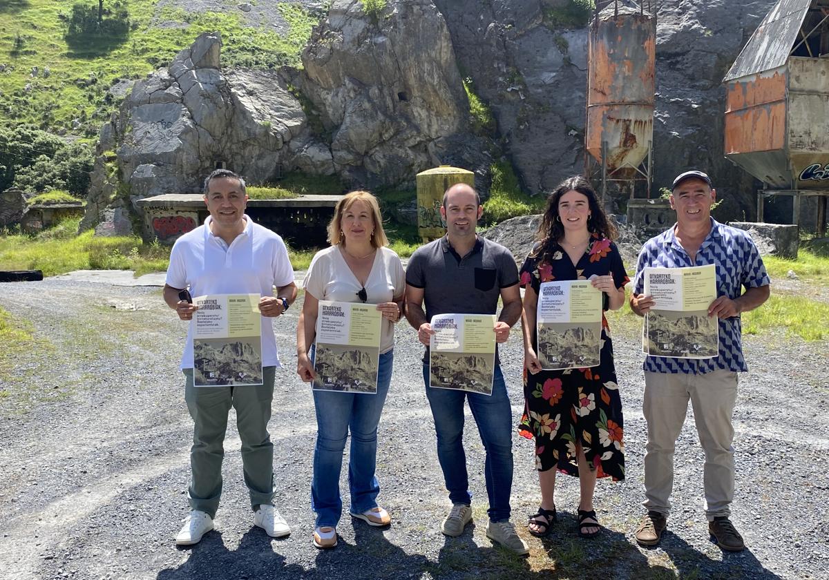 Patxo Campo, concejal del PSE; Edurne Maguregi, teniente de alacalde; Mikel Urrutia, alcalde; Nerea Zuluaga y Iñaki Barcena, investigadores de Ekopol.