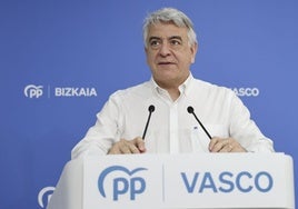 El presidente del PP vasco, Javier de Andrés, este miércoles en una rueda de prensa en la sede del PP vasco en Bilbao.