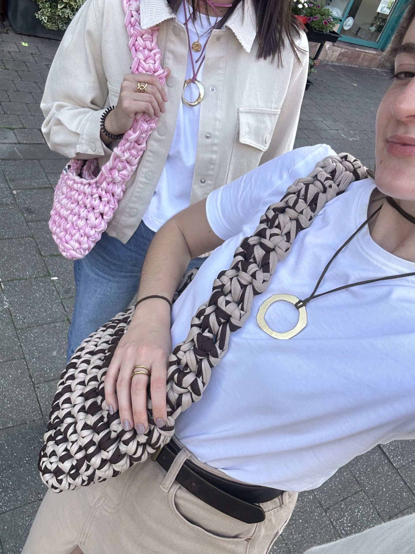 De Villarcayo a Granada: los bolsos coloridos de dos hermanas bilbaínas que triunfan en Instagram