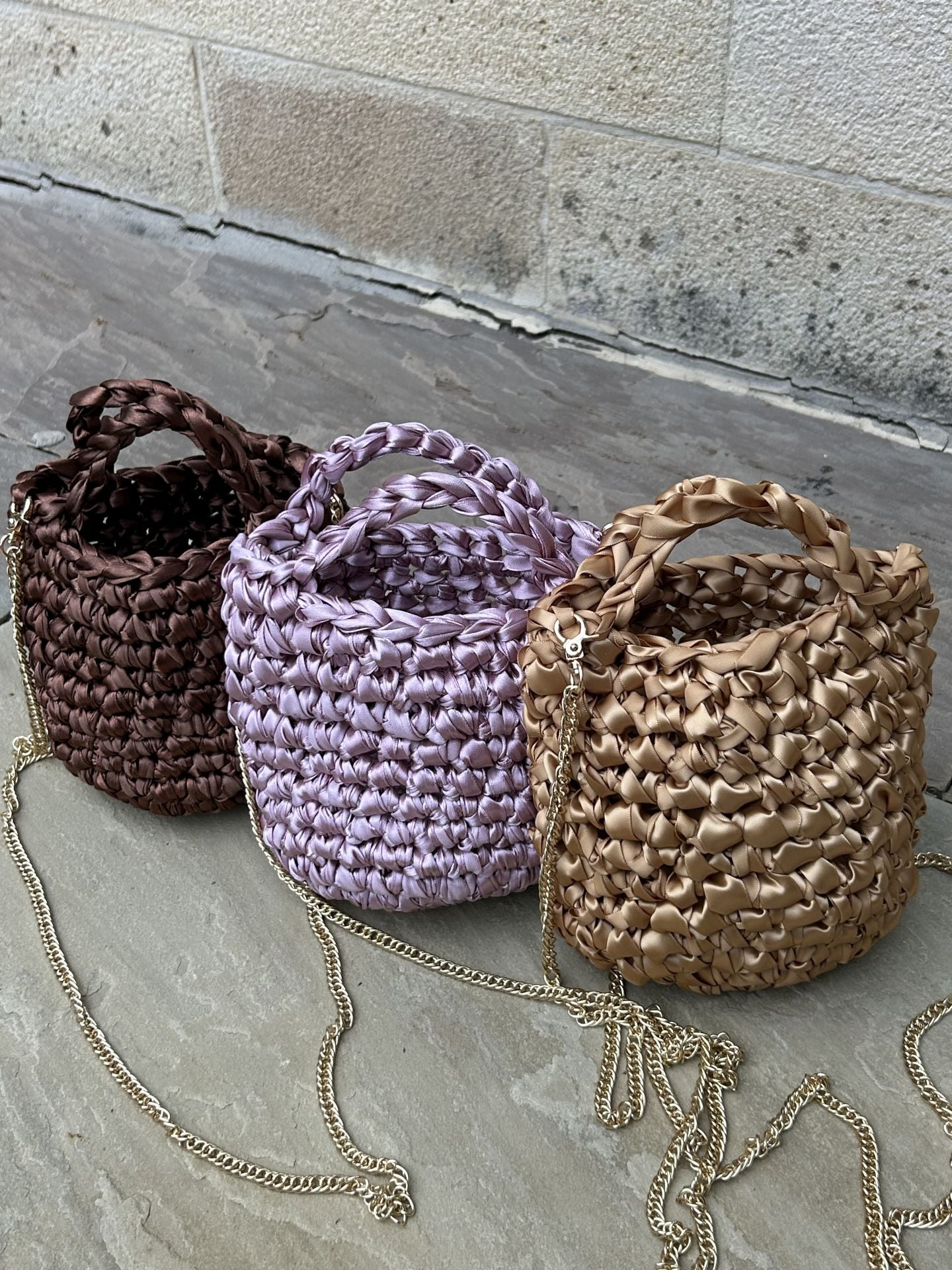 De Villarcayo a Granada: los bolsos coloridos de dos hermanas bilbaínas que triunfan en Instagram