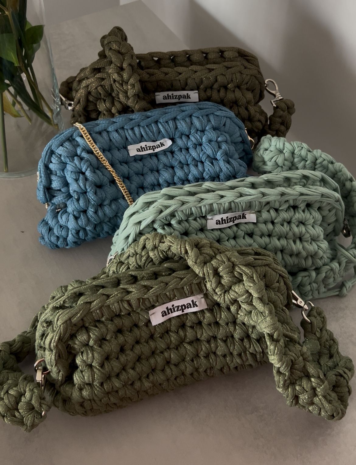 De Villarcayo a Granada: los bolsos coloridos de dos hermanas bilbaínas que triunfan en Instagram