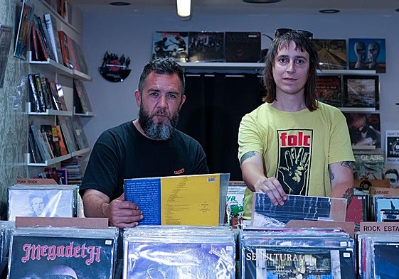 Jony Rivas, vocalista de Kaotiko, y Ibai Landa, de EH Mertxe! posan en la tienda de vinilos Old Tower Stuff, en Vitoria.