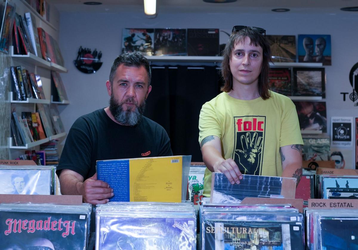 Jony Rivas, vocalista de Kaotiko, y Ibai Landa, de EH Mertxe! posan en la tienda de vinilos Old Tower Stuff, en Vitoria.