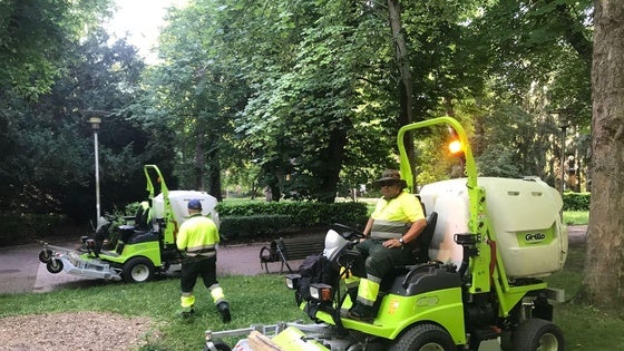Las segadoras vuelven a los jardines de Vitoria tras la orden del Gobierno vasco de aplicar servicios mínimos