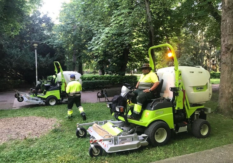 Las segadoras vuelven a los jardines de Vitoria tras la orden del Gobierno vasco de aplicar servicios mínimos