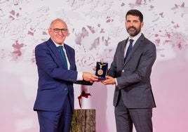 Ramiro González entrega la medalla a Jon Urrutia, sobrino de don Luis.