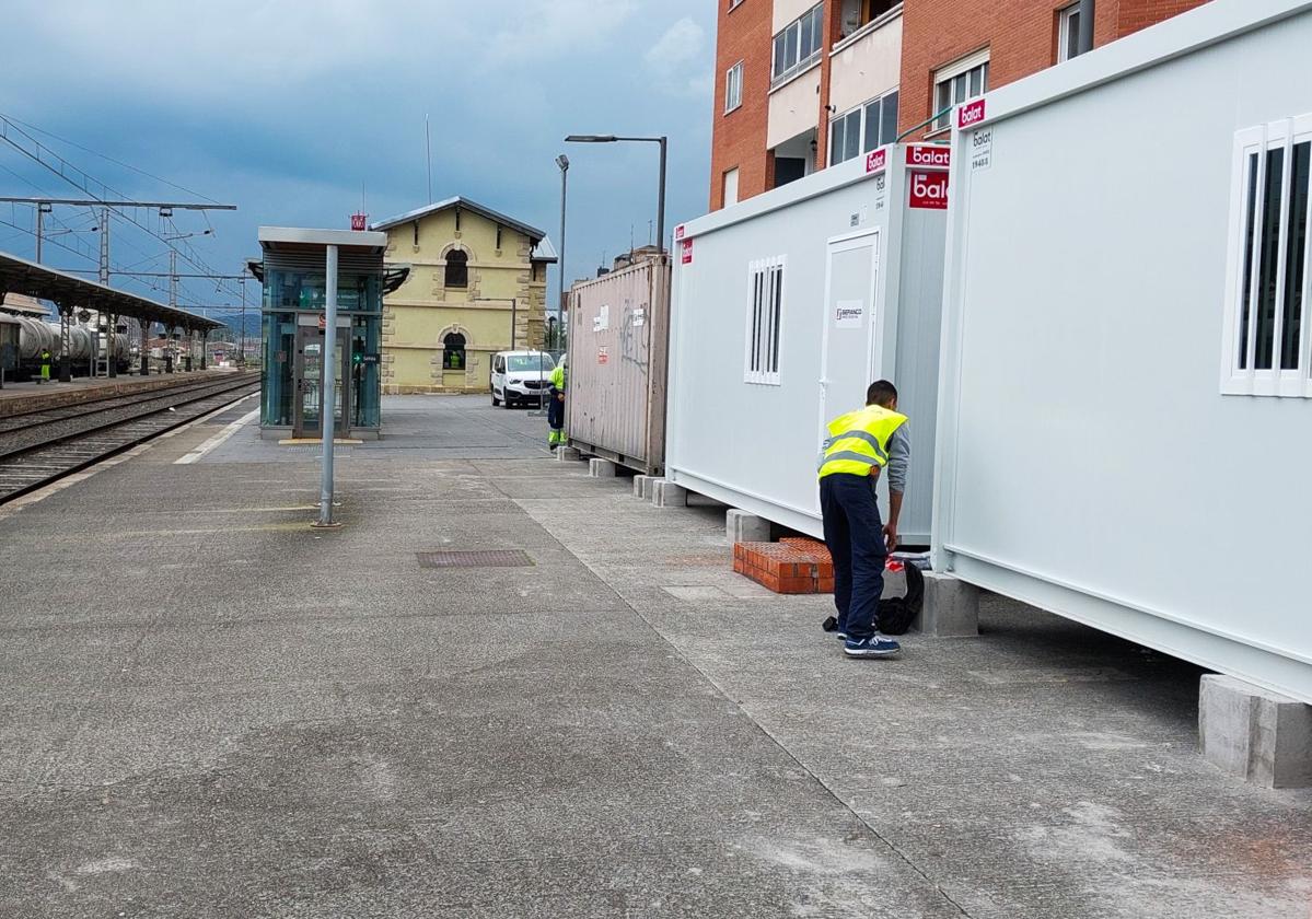 Las casetas de obra ya están montadas junto a los andenes.