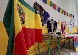 Parte del material que se utilizará mañana en la Feria que se celebrará en el patio del colegio.