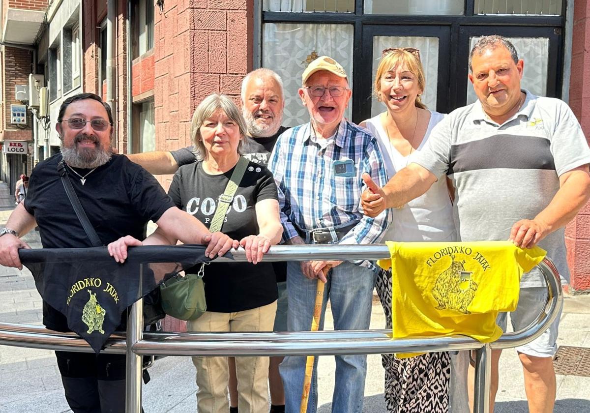 Representantes de Floridako Jaiak y la edil de Cultura, Estíbaliz Freije.