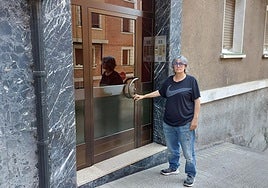 Olga Díez, frente al portal del piso que ha sido okupado en la calle Reyes Católicos de Portugalete.