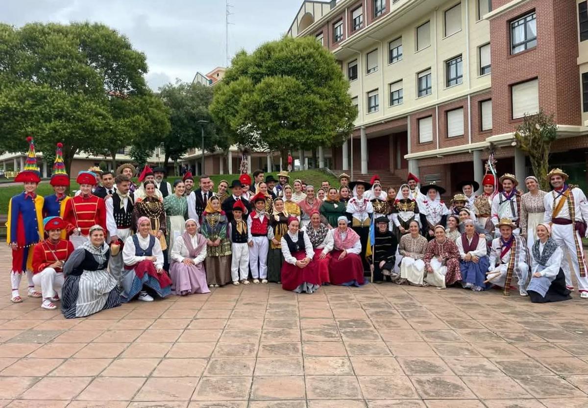 Miembros de Aratz Dantza Taldea en una actuación reciente en Gorliz.