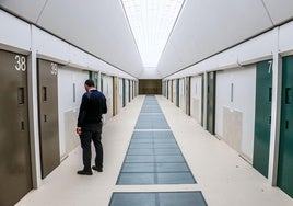 Un preso de la cárcel vasca de Zaballa agrede a 4 funcionarios tras negarse a cambiar de módulo