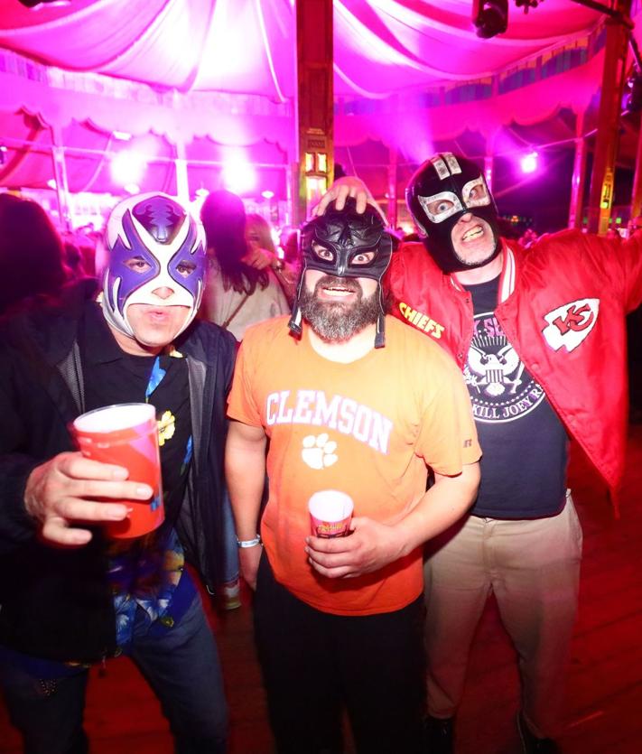 Imagen secundaria 2 - Wau y los Arrrghs!!!, con Juanito de rojo. Los Straitjackets con sus medallones y sus máscaras de lucha mexicana. Ambiente en el Trashville del año pasado.