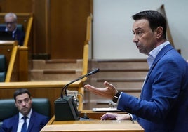 El consejero Mikel Torres durante el pleno de control del parlamento vasco