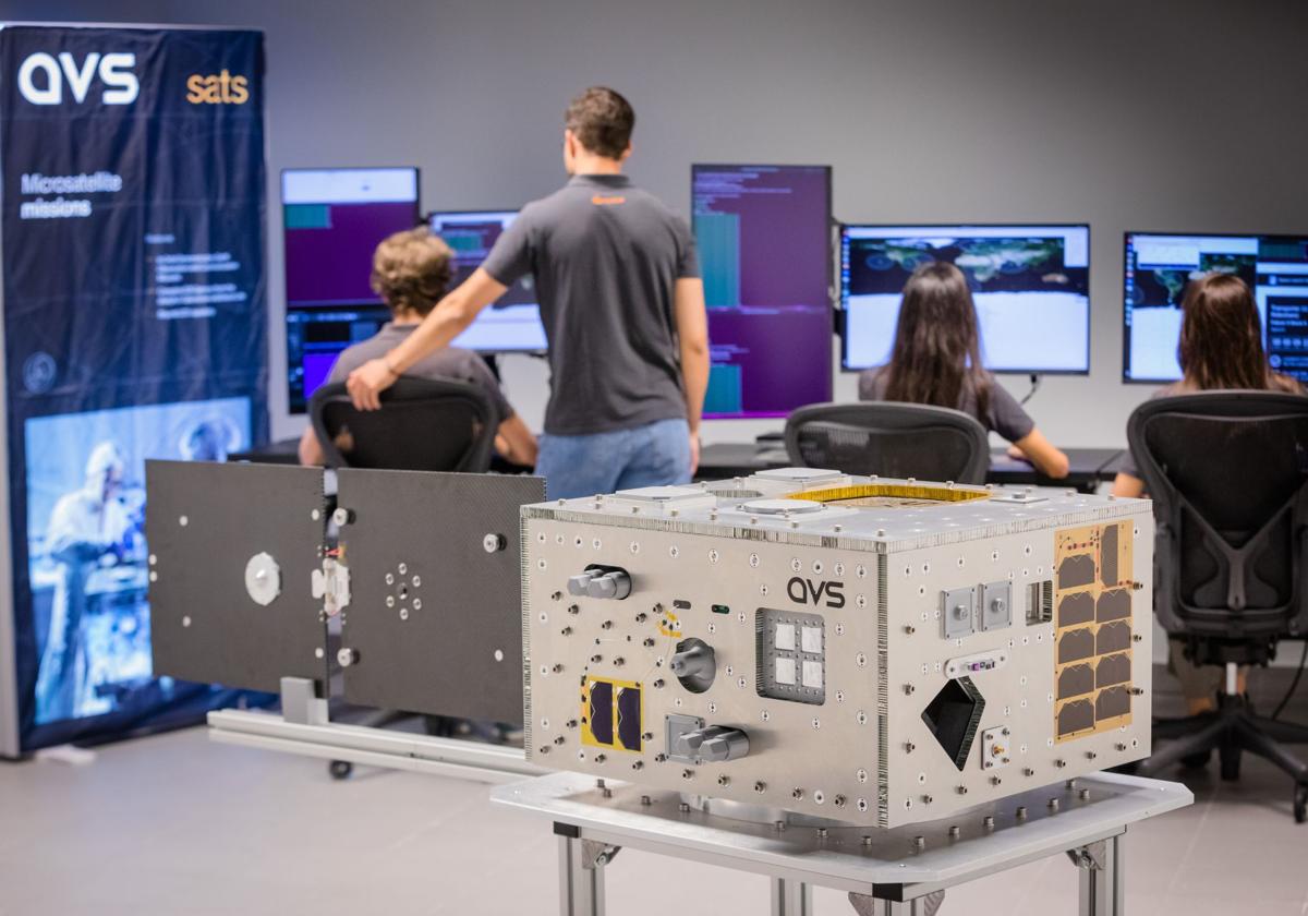 El satélite Lur-1, en la sede de AVS.
