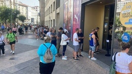 Las colas en la Baskonia-Alavés Store del centro de Vitoria.