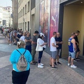 Las colas en la Baskonia-Alavés Store del centro de Vitoria.
