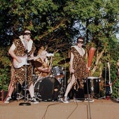 The Neanderthals se suben al escenario con sus pieles de troglodita.