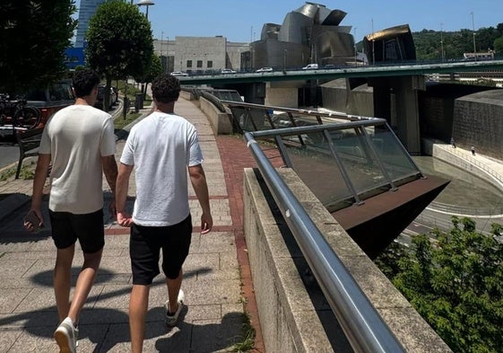 Aleix Garrido, a la izquierda, subió a su Instagram esta foto paseando por Bilbao.