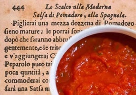 Cuenco con salsa de tomate y receta para la misma de Antonio Latini (1692). CC PD