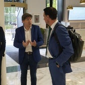 Eneko Andueza habla con Mikel Torres, Denis Itxaso y Ekain Rico a su llegada este jueves al Parlamento vasco.