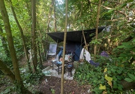 Desmantelan el campamento de los 'chicos del bosque' de Getxo por peligro de incendio y medioambiental