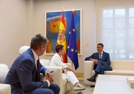 El presidente del Gobierno, Pedro Sánchez, durante el encuentro con la portavoz de EH Bildu en el Congreso de los DIputados, Mertxe Aizpurua, y el portavoz de EH Bildu en el Senado, Gorka Elejabarrieta.