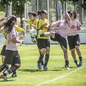 Dos equipos femeninos disputan un partido de la edición de 2012 en los campos de fútbol de Betoño.