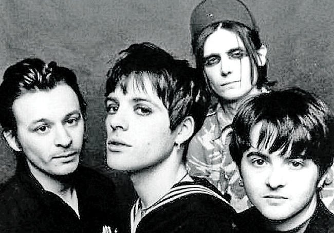 Foto de cuarteto, con Richey James en el centro.