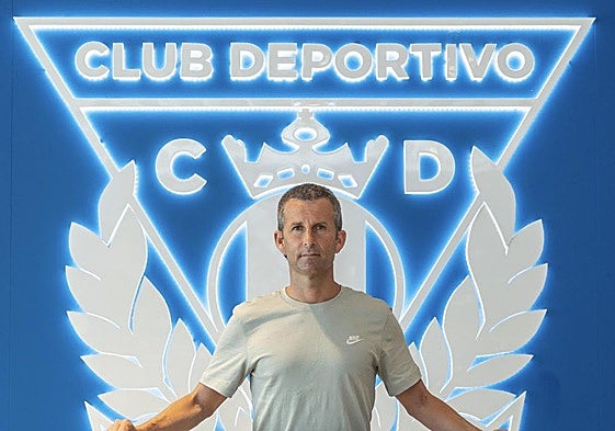 Igor Oca con la bufanda del Leganés en su presentación oficial.